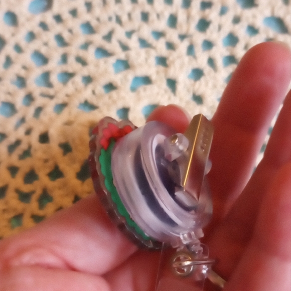 Hello Kitty Christmas Wreath Badge Reel - Picture 4 of 5